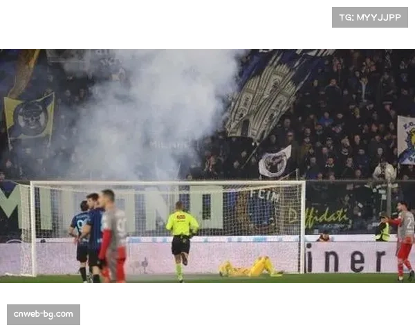 看台一幕：远征的国米球迷在伊蒂哈德球场高举逝去队友围巾